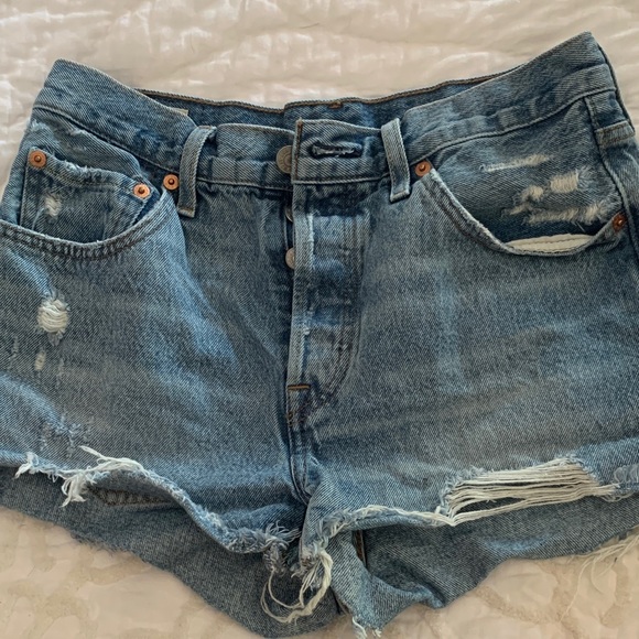 Levi’s 501 Distressed Denim Women Shorts - Picture 1 of 6